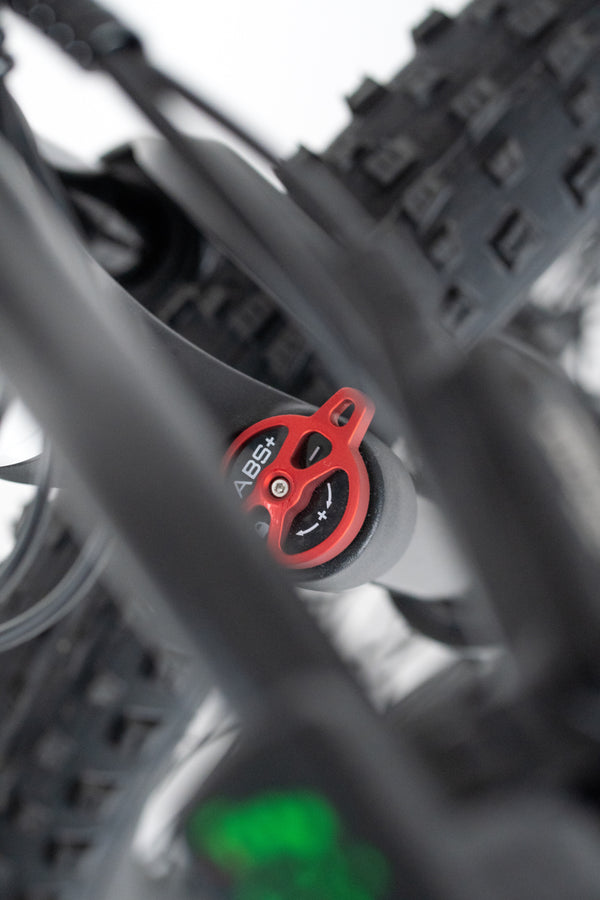 “Close-up of hydraulic double-shoulder fork – 100 mm travel”