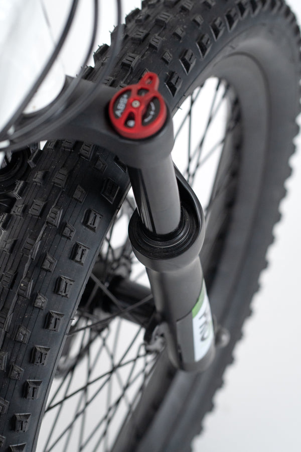 “Close-up of hydraulic double-shoulder fork – 100 mm travel”