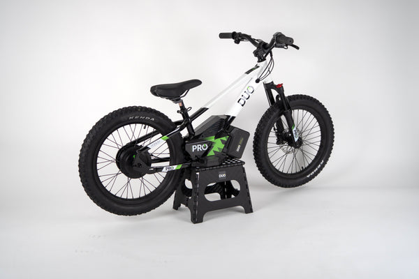“DUO 20″ Podium Pro kids electric balance bike – side profile, black, on stand”